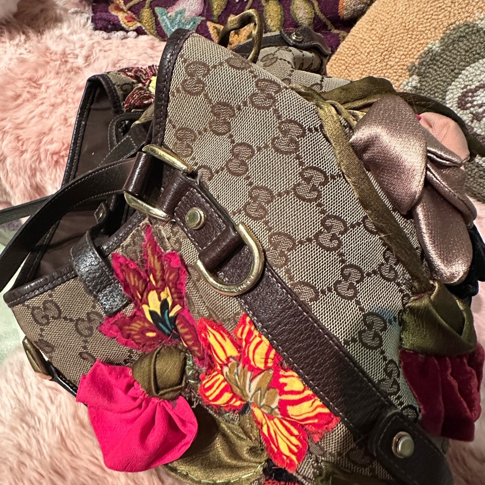 Authentic Gucci GG Canvas Floral Appliqué Tote – One of a Kind Upcycled Art Bag - Picture 7 of 16